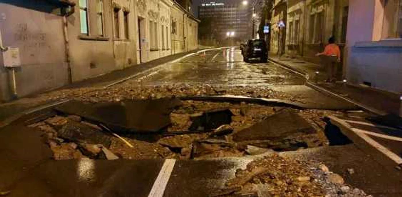 În mijlocul străzii Dragalina s-a făcut un adevărat crater. FOTO: STiri de Cluj