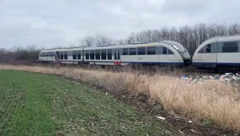 Trenul avariat în Olt de un camion cu gunoi a fost retras din zonă după aproape trei ore. Alte trei garnituri au avut întârziere VIDEO