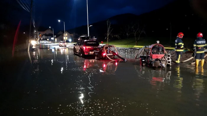 DN7 Valea Oltului inundat la intrare în Căciulata Călimănești în Vâlcea Foto ISU Vâlcea