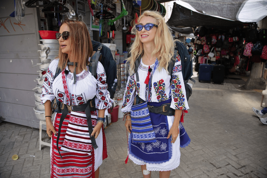 „America Express“: concurenții vor organiza un carnaval în orașul natal al Shakirei, îmbrăcați în costume românești FOTO