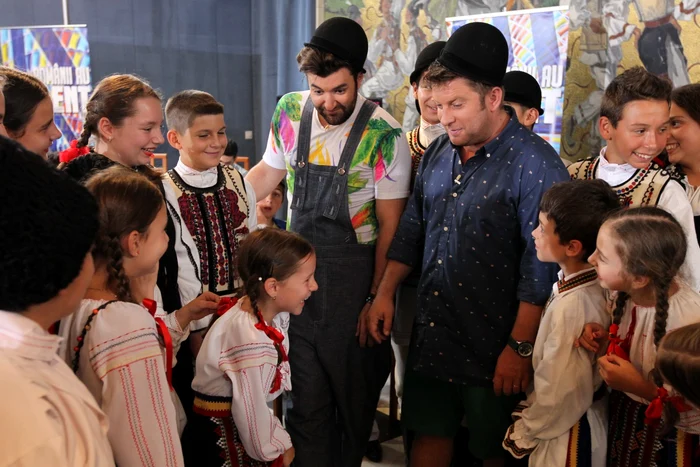 Smiley şi Pavel Bartoş, înconjuraţi de un grup de copii care au participat la audiţii FOTO Pro TV