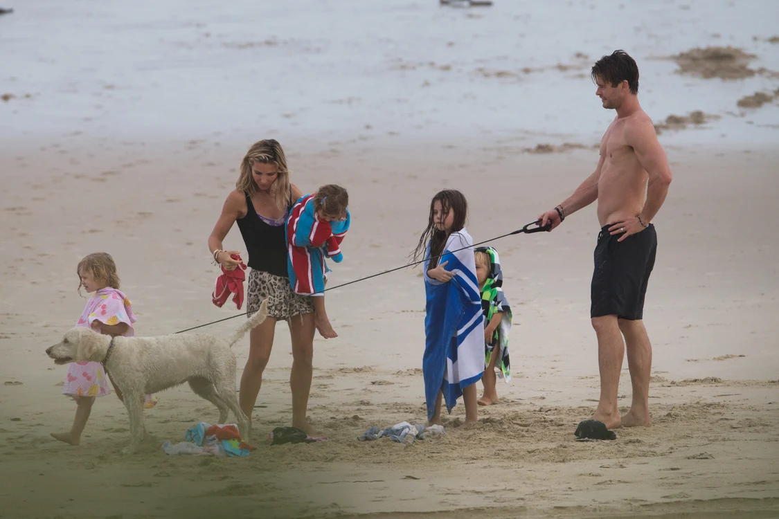 *NO WEB UNTIL 1AM PST, DECEMBER 30, 2015*Chris Hemsworth was seen spending the day at the beach with his wife Elsa Pataky and their 3 children India Rose, Tristan and Sasha jpeg