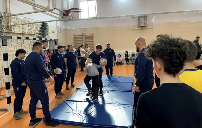 Internaționalii români i-au inițiat pe copii în tainele rugby-ului (FOTO: Facebook/ Agenția Antidrog