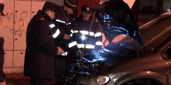 Limuzina din Piatra Neamț a ars în parcarea din apropierea școlii nr.3