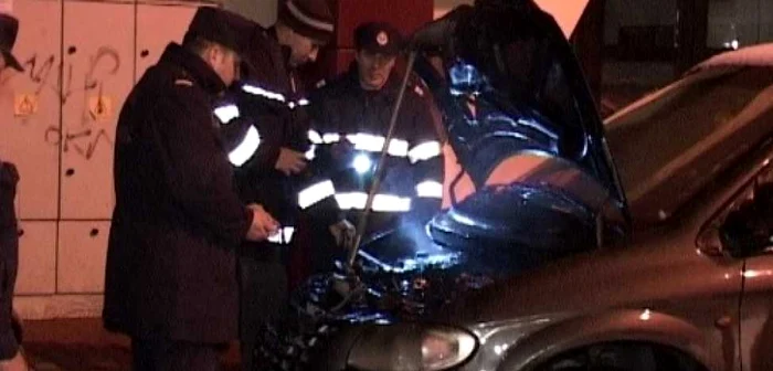 Limuzina din Piatra Neamț a ars în parcarea din apropierea școlii nr.3