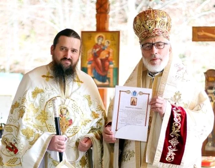 Părintele Ioan Danci cu arhiepiscopul Calinic Foto: Arhiepiscopia Argeşului şi Muscelului