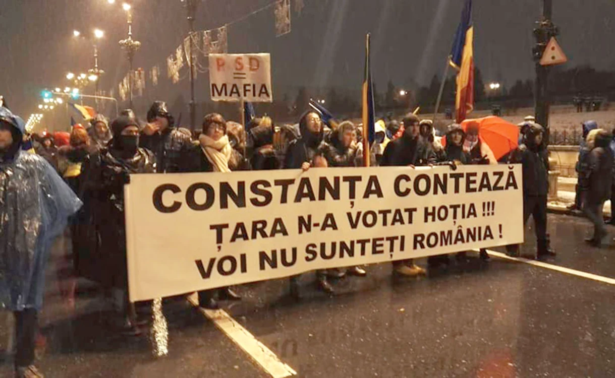 Constanța: o mână de oameni, în stradă, de trei ani, fără întrerupere