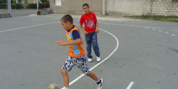 Guvernul Norvegiei a donat mingi copiilor pentru a face mai multa miscare