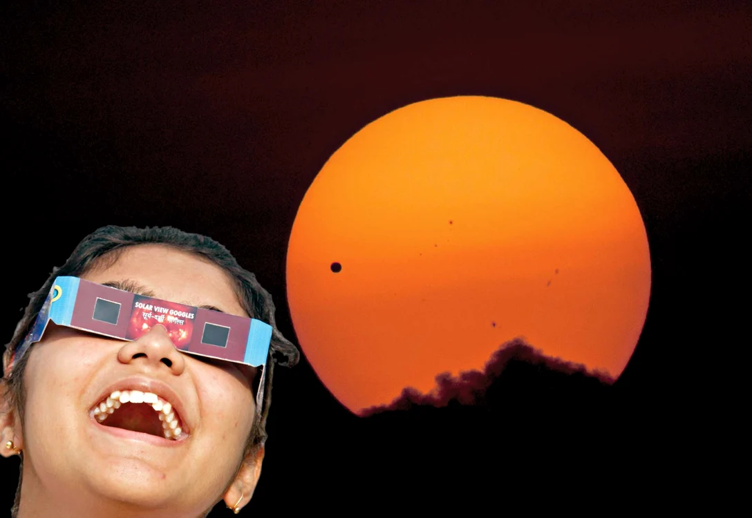 
    Planeata  Venus trece prin  faţa Soarelui.  Totul a durat  18 minute  