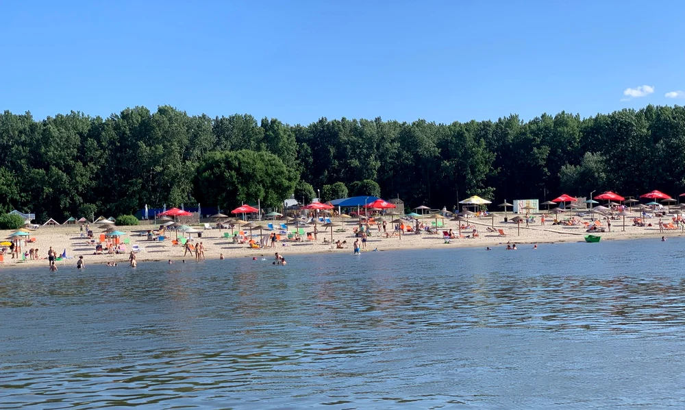 Plaja cu nisip fin, la doar o oră de București: - Foto: Facebook/Samskara Beach