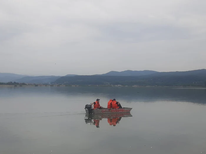 Tânăr IT-ist dat dispărut în Râmnicu Vâlcea căutat pe Olt cu bărcile cu sonar Foto ISU Vâlcea 1 jpeg
