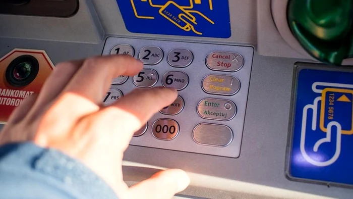 O rețea de români care fura bani din bancomatele din Marea Britanie a fost prinsă cu ajutorul AI.