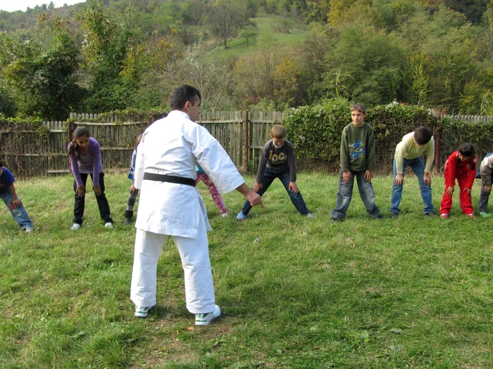 Copiii se distreaza la Casuta cu Pitici