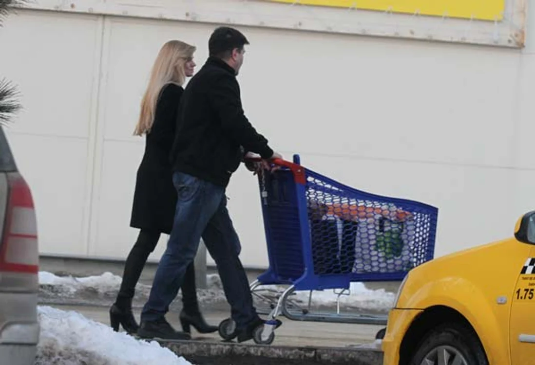 Radu Pietreanu a ieşit din centrul comercial, însoţit de superba blondă
