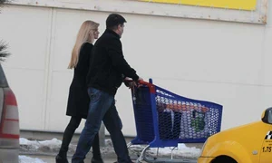 Radu Pietreanu a ieşit din centrul comercial, însoţit de superba blondă  jpeg