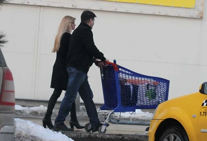 Radu Pietreanu a ieşit din centrul comercial, însoţit de superba blondă 