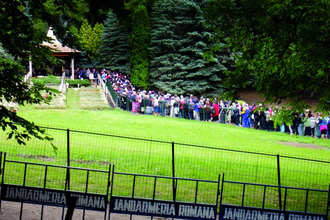 Coadă de pelerini la mormântul lui Arsenie Boca                                                Foto: Mediafax