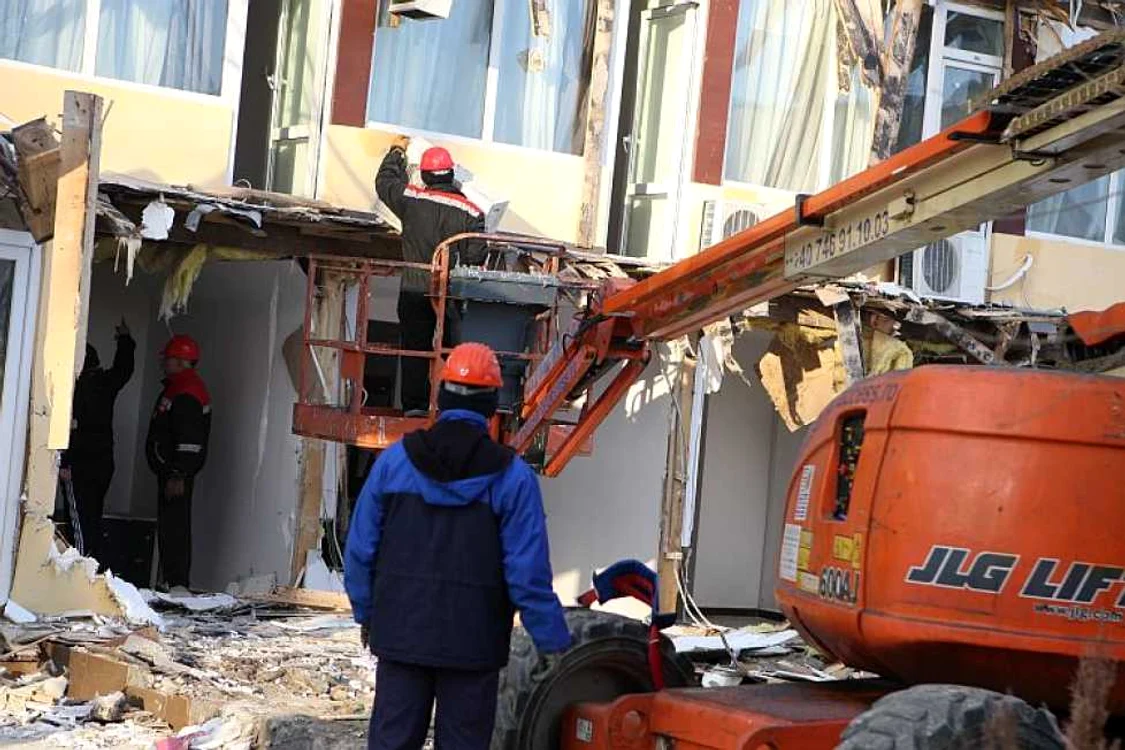 Se demontează ce a mai rămas din aparatele de aer condiţionat