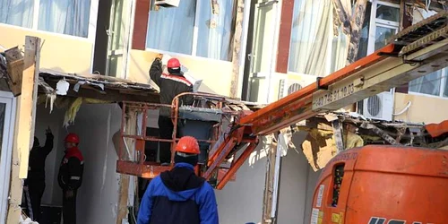 Se demontează ce a mai rămas din aparatele de aer condiţionat