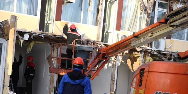 Se demontează ce a mai rămas din aparatele de aer condiţionat
