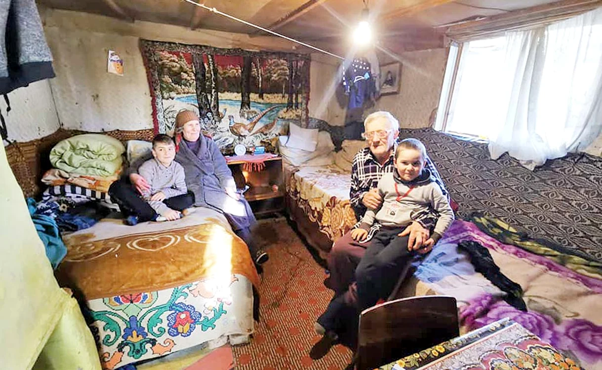 
    Soţii Calancea au grijă de micuţi ca de ochii din capFoto: Dragoş Câşlariu  