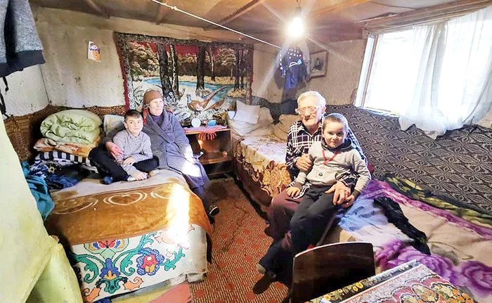 
    Soţii Calancea au grijă de micuţi ca de ochii din capFoto: Dragoş Câşlariu  