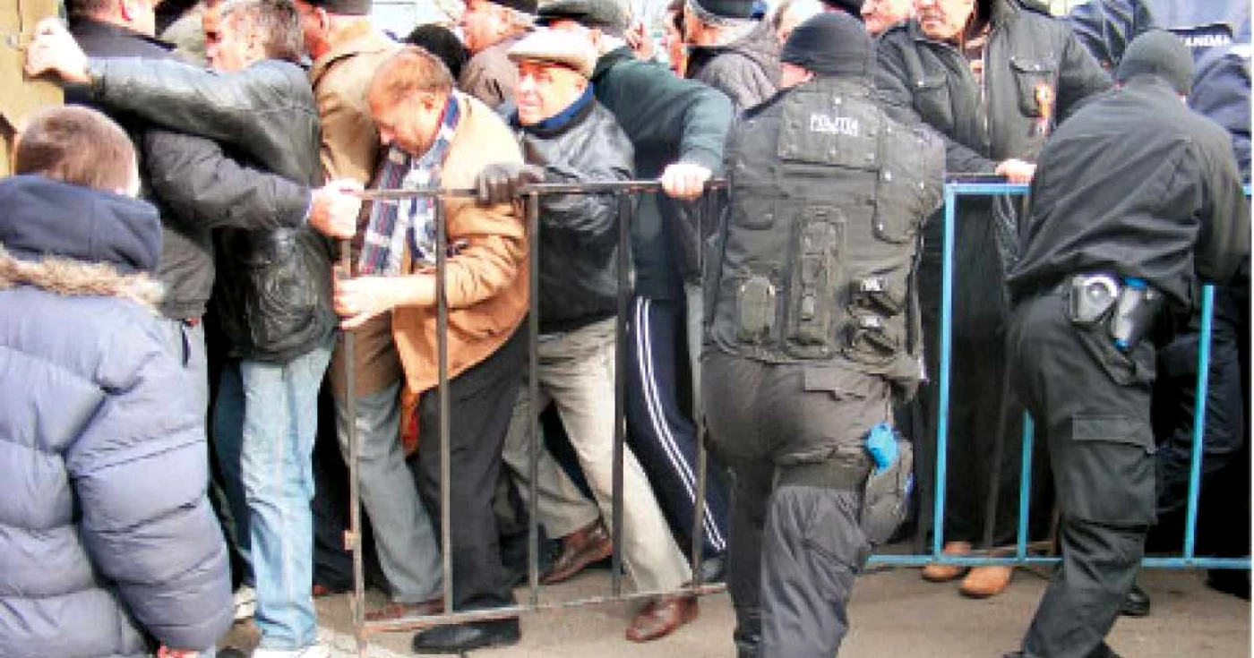 Jandarmii au reuşit cu greu să-i calmeze pe buzoienii care voiau o porţie de mâncare 