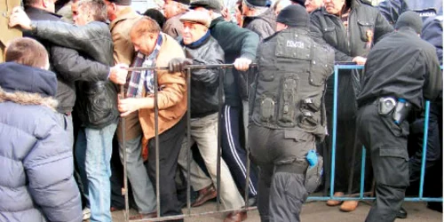 Jandarmii au reuşit cu greu să-i calmeze pe buzoienii care voiau o porţie de mâncare 