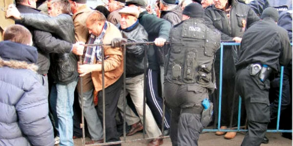 Jandarmii au reuşit cu greu să-i calmeze pe buzoienii care voiau o porţie de mâncare 