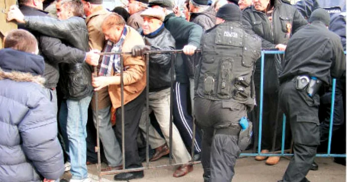 Jandarmii au reuşit cu greu să-i calmeze pe buzoienii care voiau o porţie de mâncare