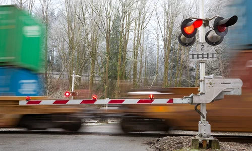 bariera trecere nivel cale ferata tren marfar shutterstock 357585068 jpg