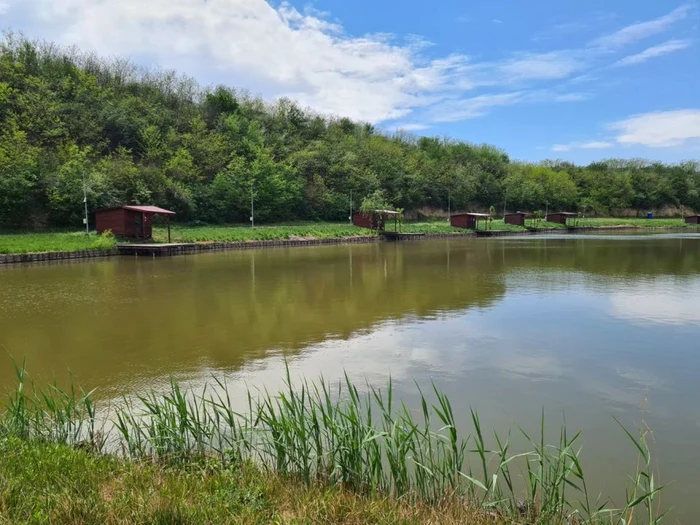 Lacul Peri, din judeţul Ialomiţa, un loc preferat de pescari FOTO Facebook/ Lacul Peri