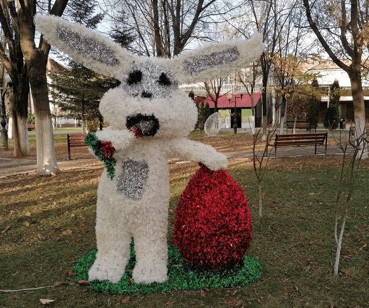 Decorațiune cu iepurașul de Paște, pentru Crăciun. Se află într-un parc din municipiul Motru