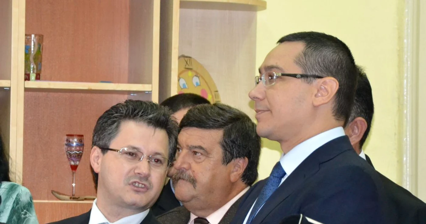 Mihnea Costoiu (stânga) consideră că trebuie schimbate criteriile de acces în universităţi