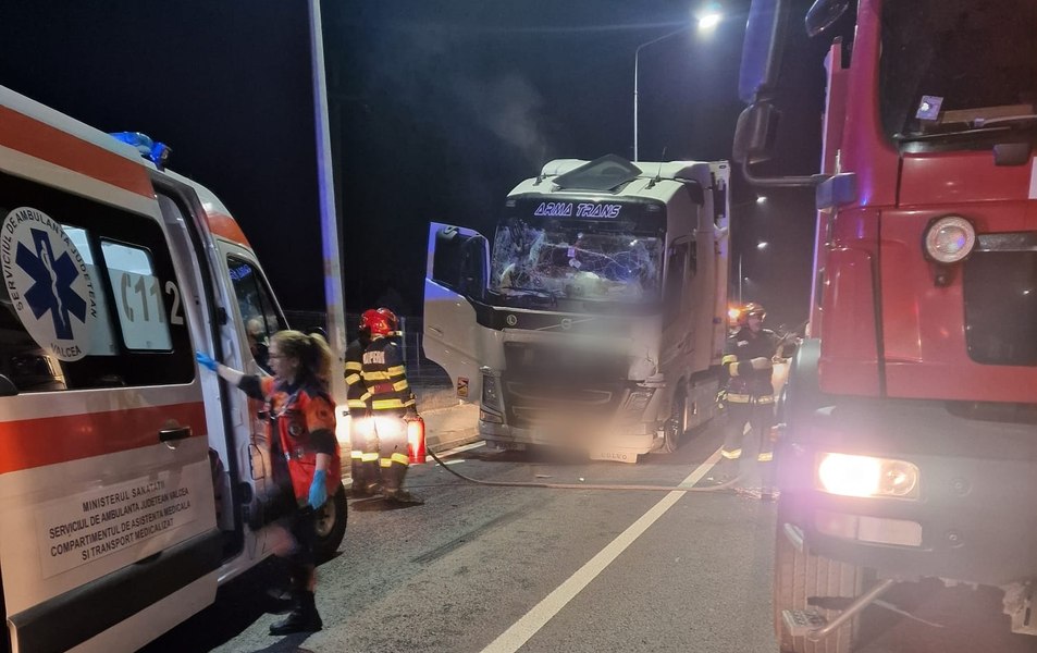 Trafic întrerupt între Sibiu și Pitești. Șofer turc, rănit în urma unei coliziuni între TIR-uri pe DN7, în Vâlcea