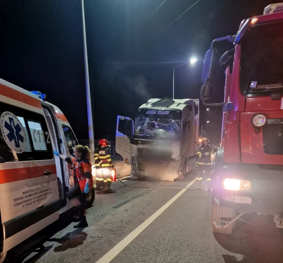 Coliziune între două TIRuri pe șoseaua de centură a municipiului Râmnicu Vâlcea DN7 Foto IPJ Vâlcea