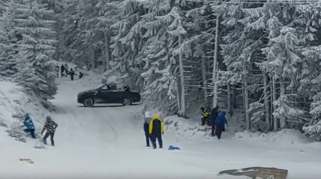 Șofer filmat în timp ce intră cu mașina pe pârtia de schi din Parâng, printre copii: „Nu vă lăsați până nu vine SMURD să vă recupereze, pe voi sau pe alții”