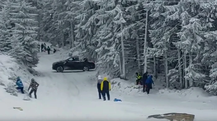 VIDEO Șofer filmat în timp ce intră cu mașina pe pârtia de schi din Parâng, printre copii: „Nu vă lăsați până nu vine SMURD să vă recupereze, pe voi sau pe alții”
