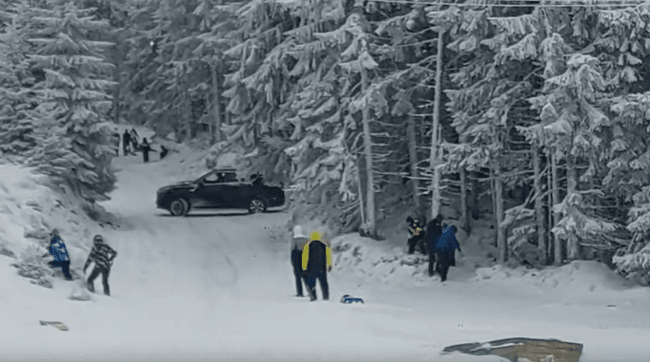 Șofer filmat în timp ce intră cu mașina pe pârtia de schi din Parâng, printre copii: „Nu vă lăsați până nu vine SMURD să vă recupereze, pe voi sau pe alții”