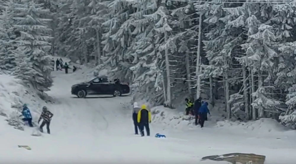 Șofer filmat în timp ce intră cu mașina pe pârtia de schi din Parâng, printre copii: „Nu vă lăsați până nu vine SMURD să vă recupereze, pe voi sau pe alții”