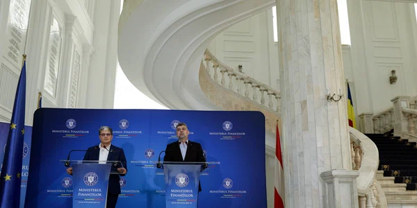 Prim-ministrul Marcel Ciolacu și Marcel Boloș, ministrul de Finanțe, susțin declarații de presă la sediul ministerului din București. FOTO Inquam Photos / George Călin