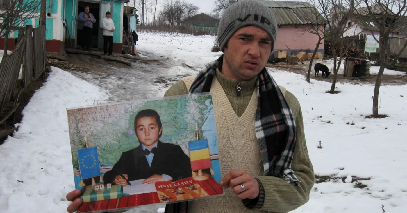 Mihai Dumitraşcu, unchiul băiatului, ţine în mână fotografia cu Iulian