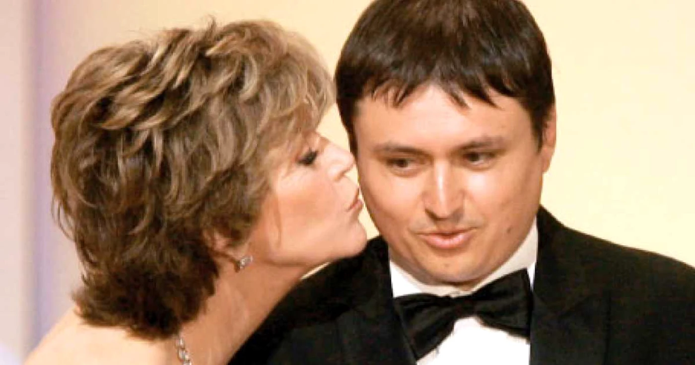 Sărutul dat de Jane Fonda (stânga) lui Cristian Mungiu, la Cannes