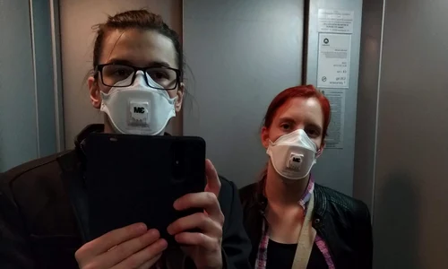 tineri cu masca de protectie impotriva poluarii jpeg