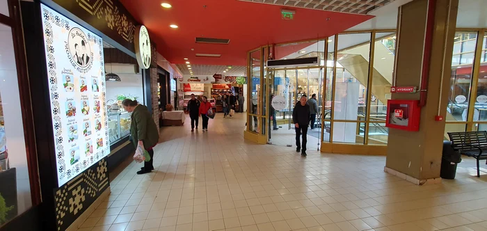 Culoarele de la etaj, unde sunt carmangeriile, sunt pustii. Foto: Adrian Popescu