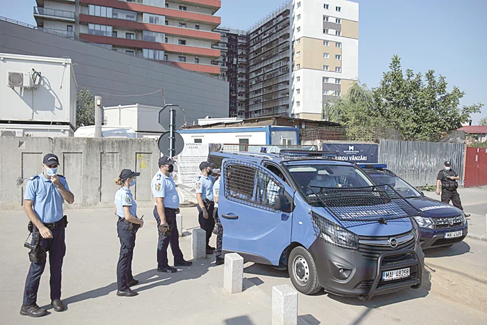 Jandarmii au rămas să păzească şantierul