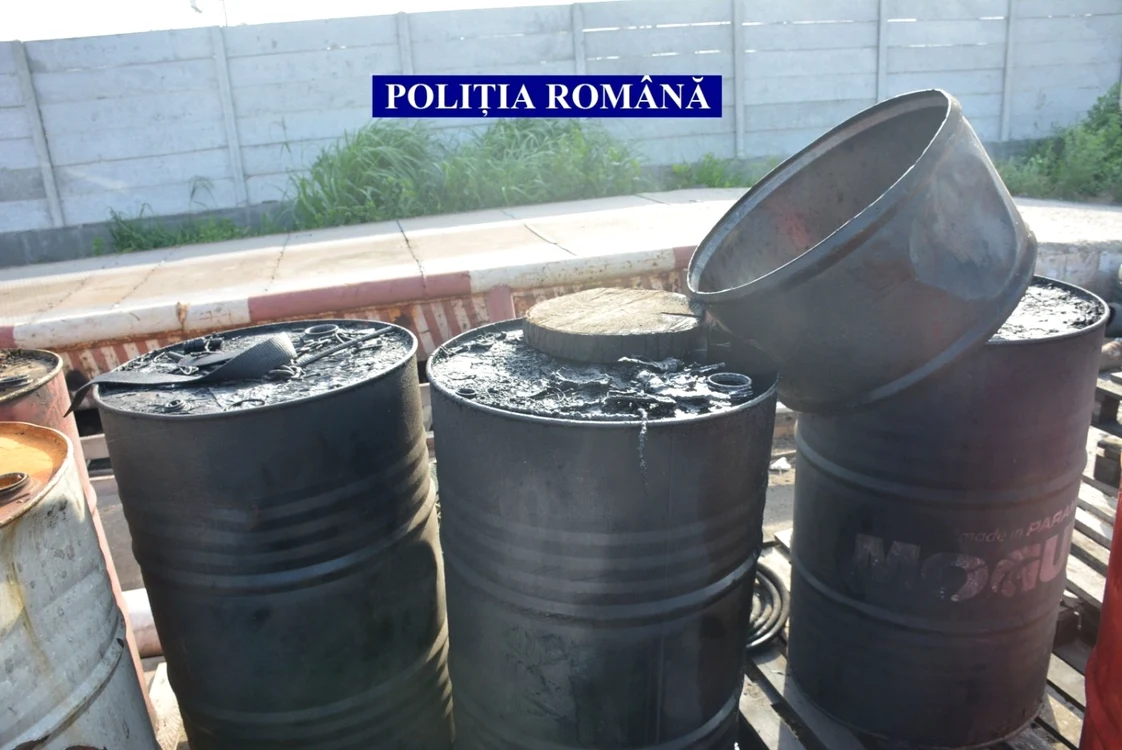 Uleiul uzat era depozitat necorespunzător: în recipiente neetanşe, în aer liber FOTO IPJ Călăraşi