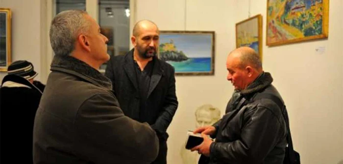 Ciprian Dumitrache (în mijloc) va fi prezent cu o lucrare la o expoziţie în Portugalia FOTO: Iulian Bunilă