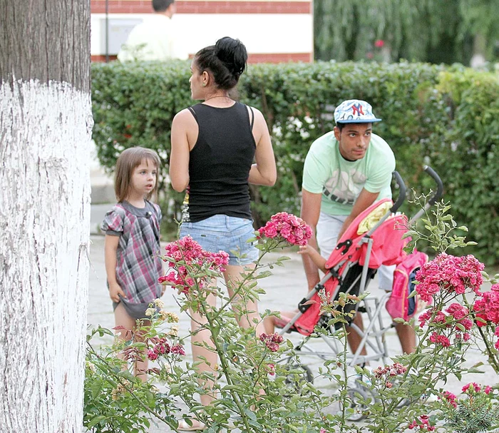 Ionuţ Mihalache, vărul cântăreţului, a vrut să se fotografieze cu vedeta, dar n-a avut succes