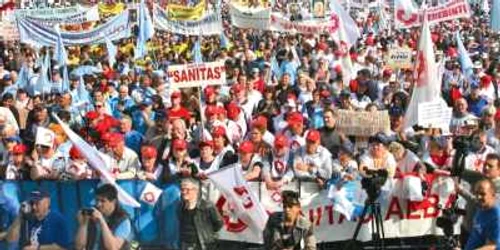 Aproximativ 10.000 de sindicalişti au protestat anul trecut, la Bucureşti, în timp ce Parlamentul vota Codul Muncii  